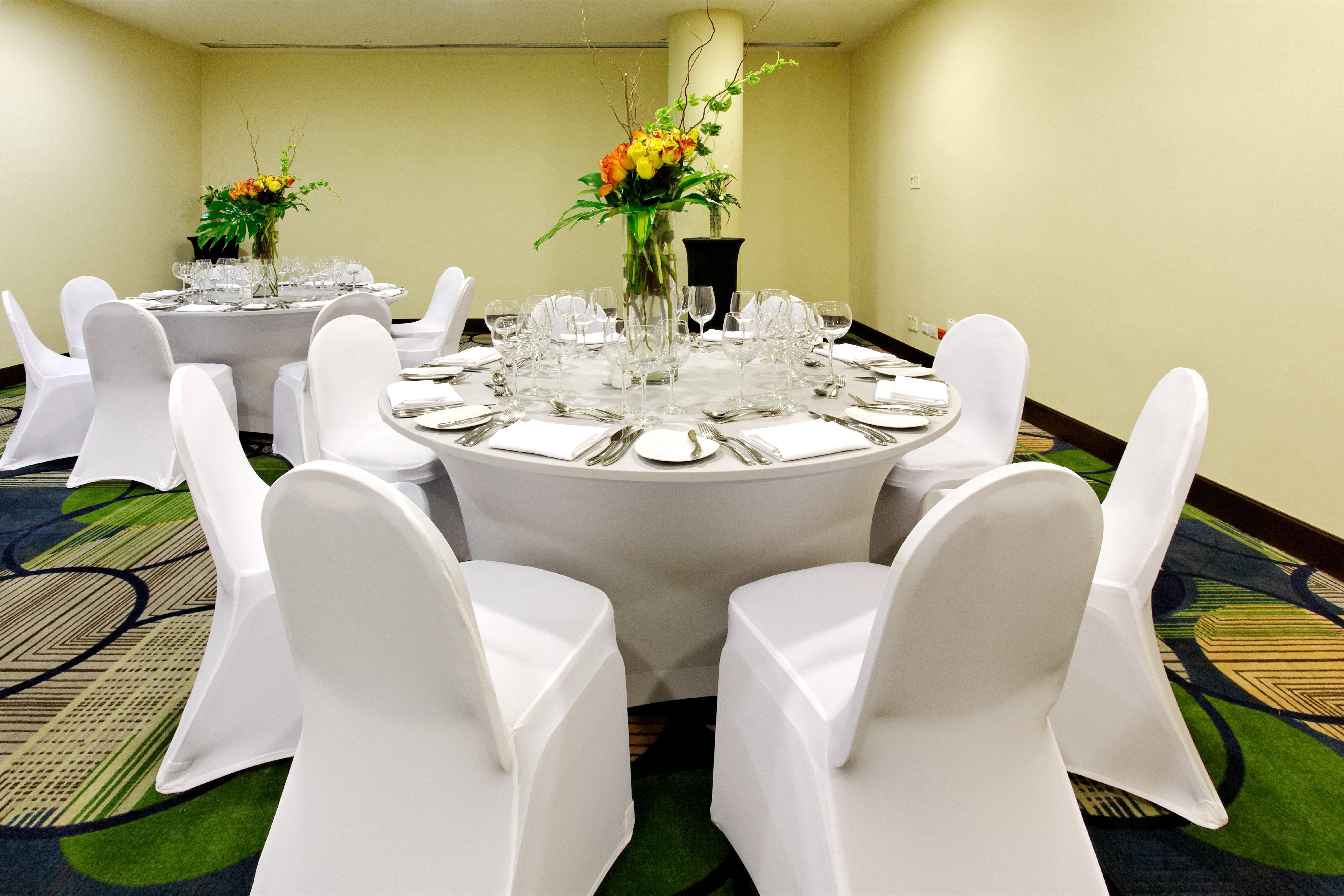 Holiday Inn Santo Domingo Hotel&Suites, an IHG Hotel Esterno foto A table set for a formal dinner