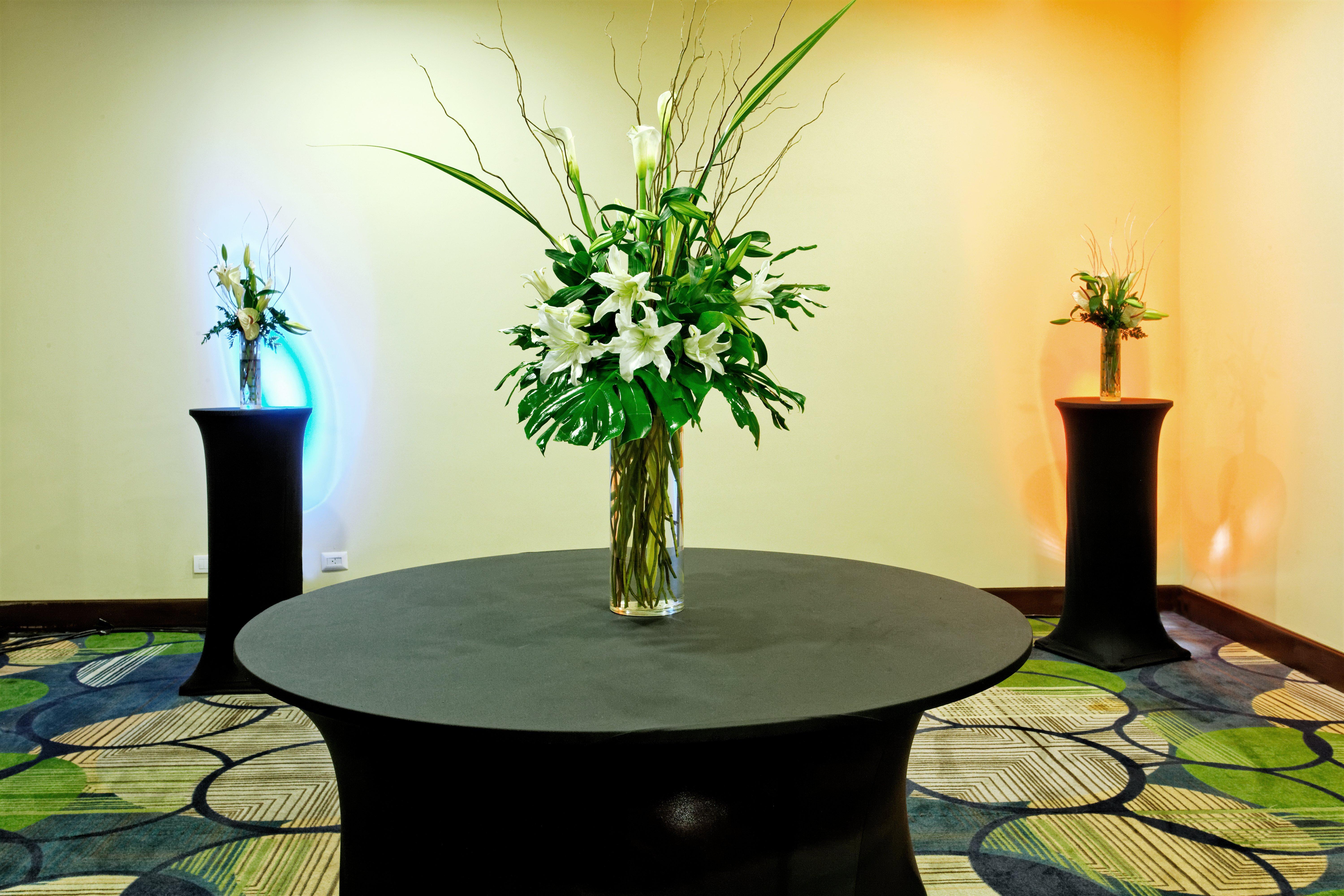 Holiday Inn Santo Domingo Hotel&Suites, an IHG Hotel Esterno foto A cocktail table with a flower arrangement