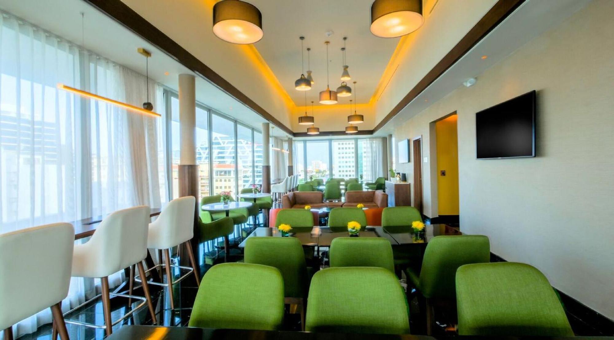 Holiday Inn Santo Domingo Hotel&Suites, an IHG Hotel Esterno foto The lounge at the airport
