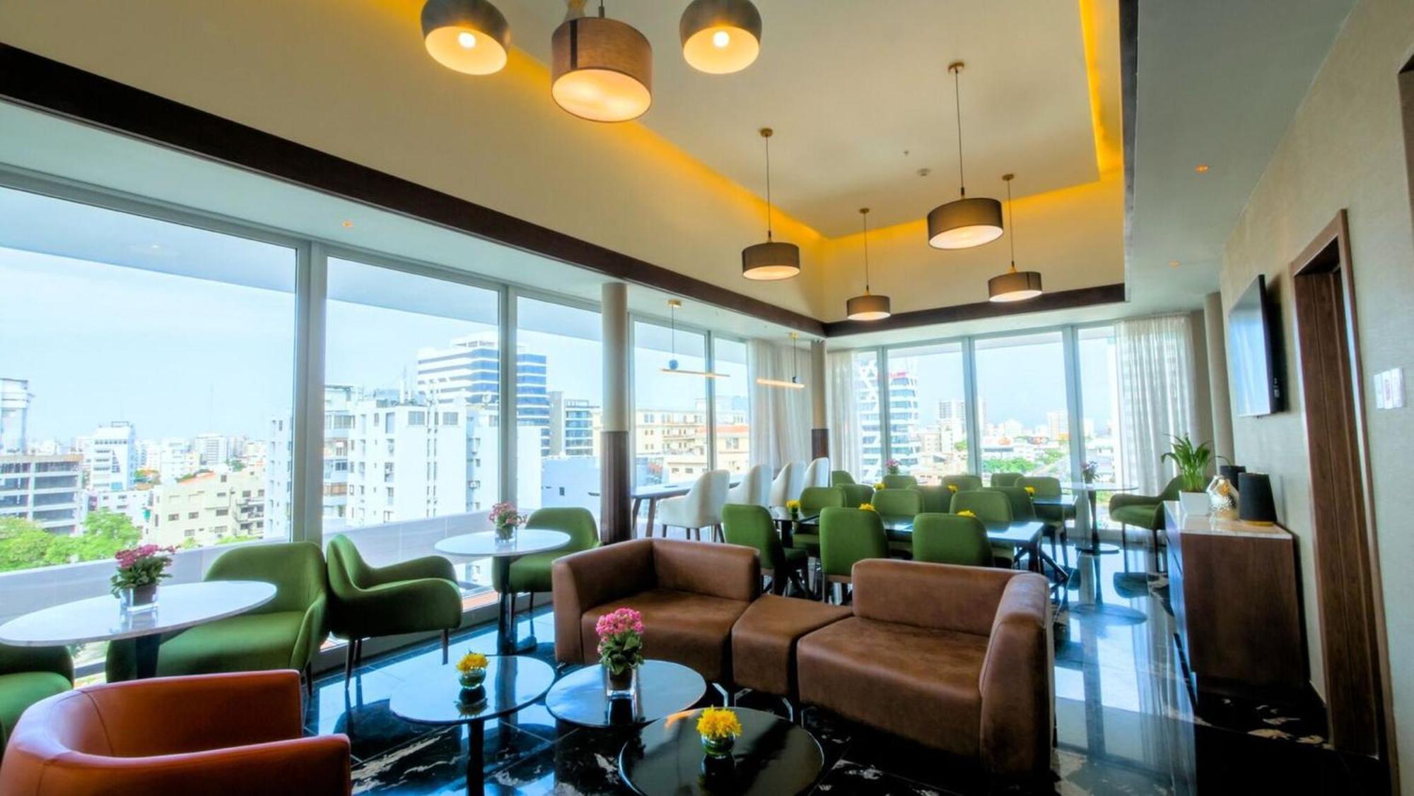 Holiday Inn Santo Domingo Hotel&Suites, an IHG Hotel Esterno foto The lounge at the airport