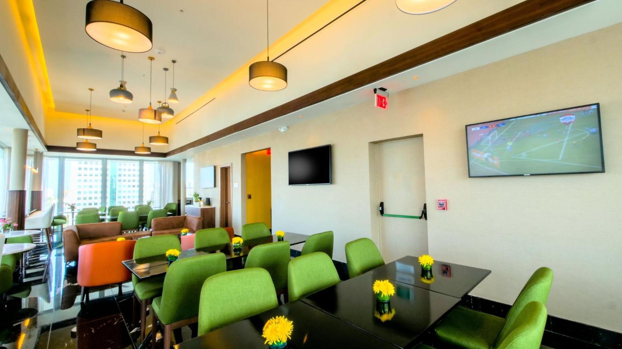 Holiday Inn Santo Domingo Hotel&Suites, an IHG Hotel Esterno foto The lounge at the airport