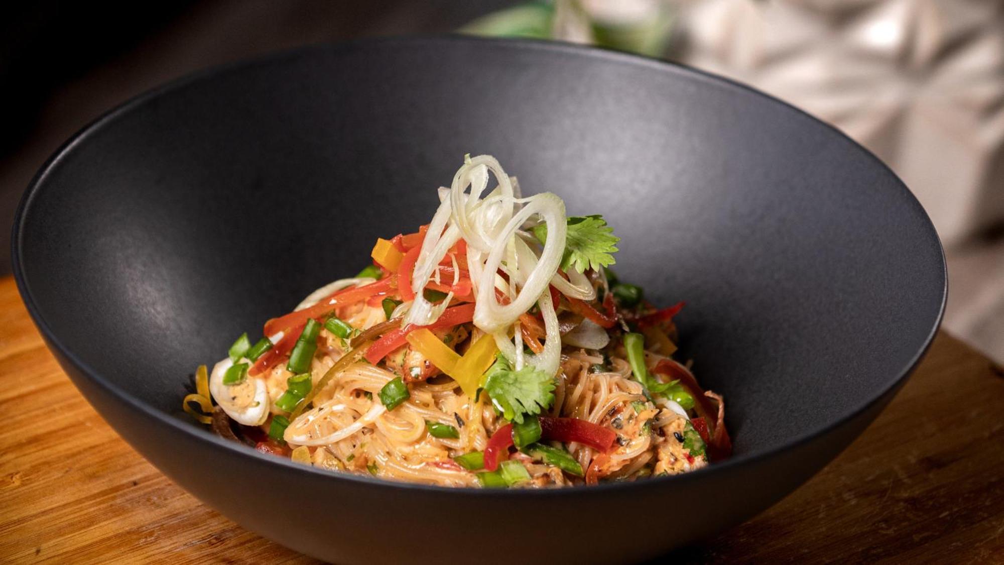 Holiday Inn Santo Domingo Hotel&Suites, an IHG Hotel Esterno foto A bowl of Thai peanut chicken salad