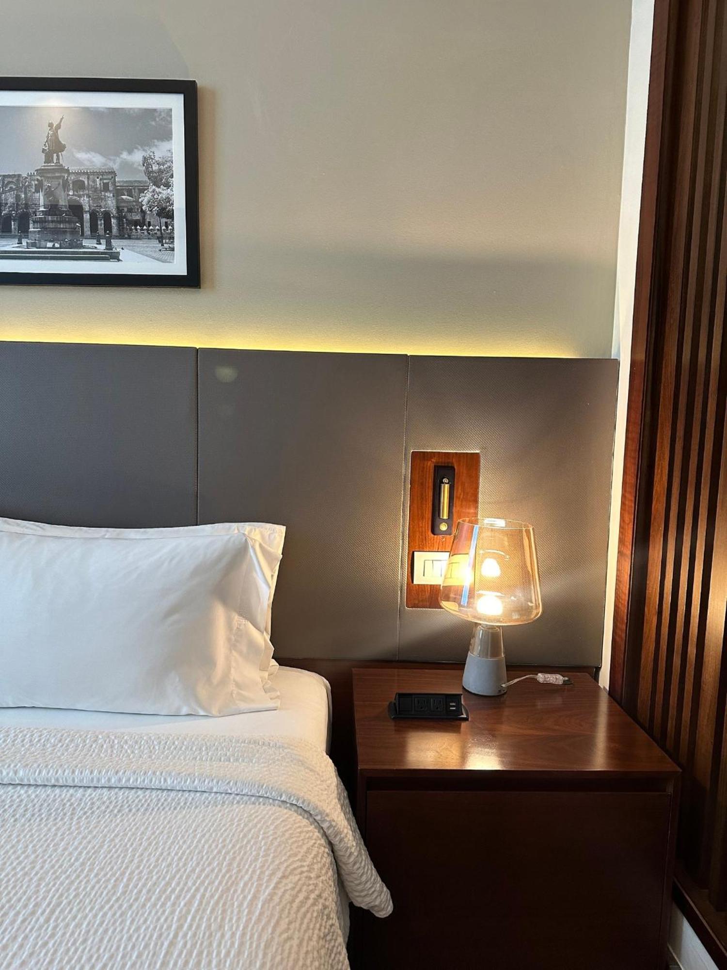 Holiday Inn Santo Domingo Hotel&Suites, an IHG Hotel Esterno foto A bedside table with a lamp