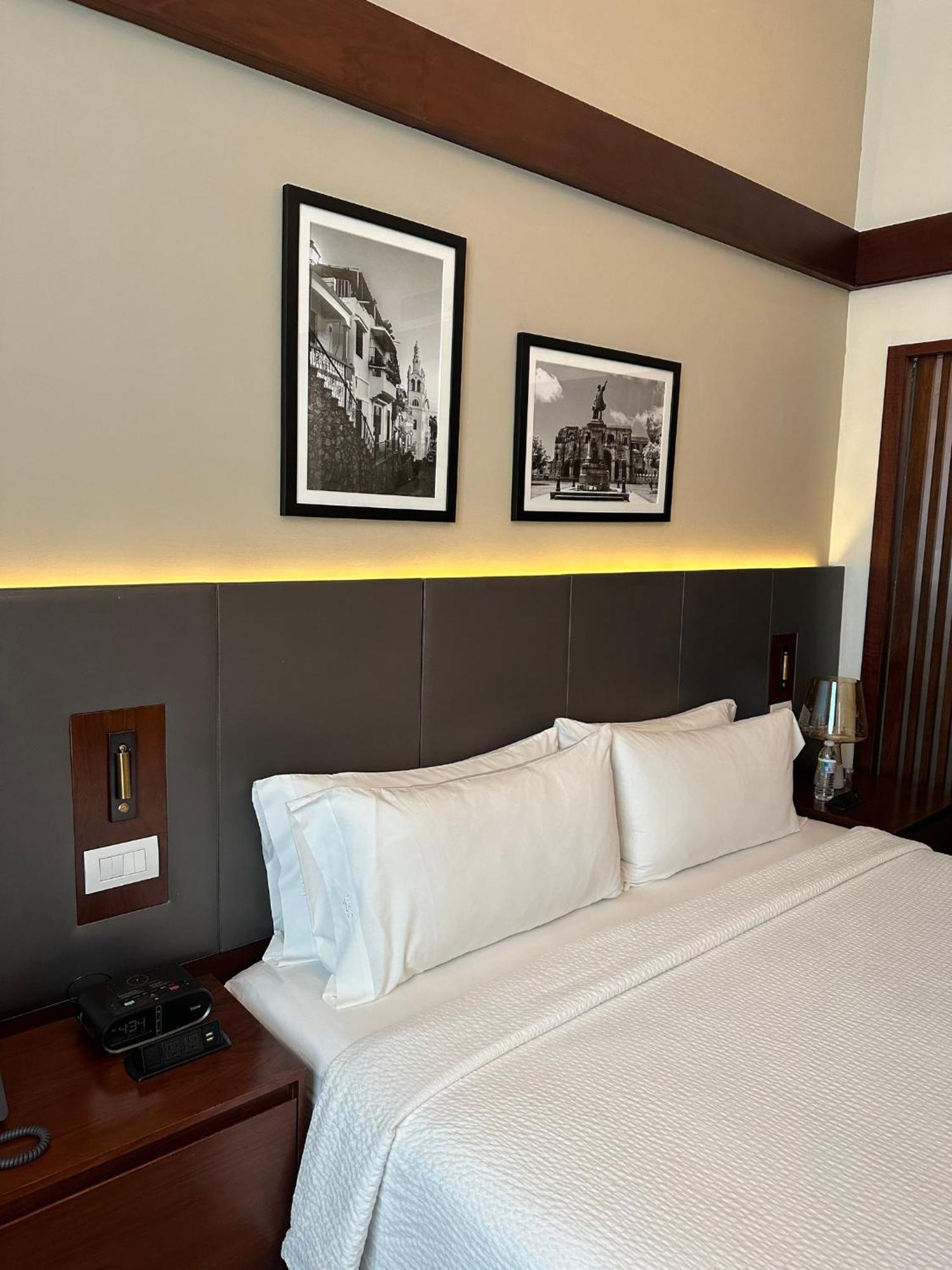 Holiday Inn Santo Domingo Hotel&Suites, an IHG Hotel Esterno foto A bed with two pillows
